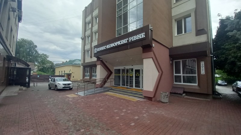 Фотографія вхідої групи з південно -східної сторони до муніціпального бізнес-коворкінгу в м. Рівному